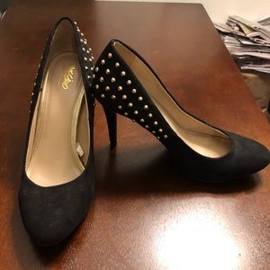 Black pumps with stud detail! 👠